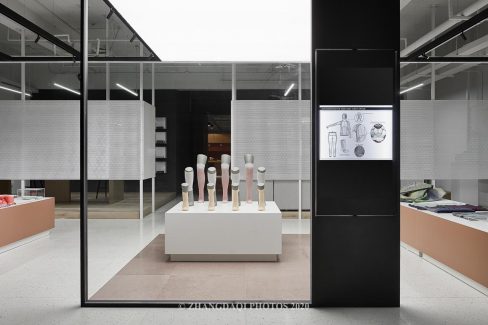 里面通往办公区域