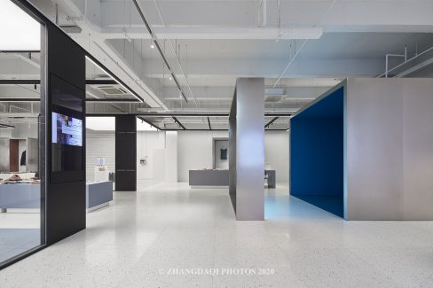 入口蓝色通道很显眼