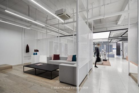 设计师坐在这里看书