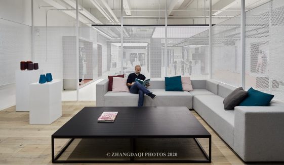 Lulli在假装看书